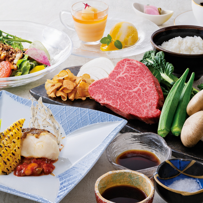 ［宝塚ホテル］<br>季節の味わいとステーキをお楽しみいただく、おすすめのランチコース。