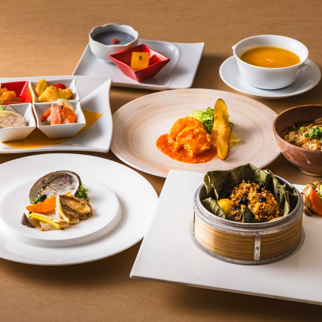［千里阪急ホテル］中国料理「三楽」<br>お集まりの席にふさわしい華やかな中国料理。素材を活かした料理の数々を多彩なシーンでお楽しみいただけます。