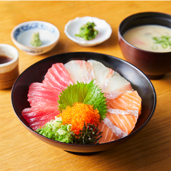 阪神梅田本店 地下2階 阪神バル横丁 バルゾーン「季節の和とお酒 うめさくら」本マグロ、鯛、サーモンの3色丼セット（とびこのせ）