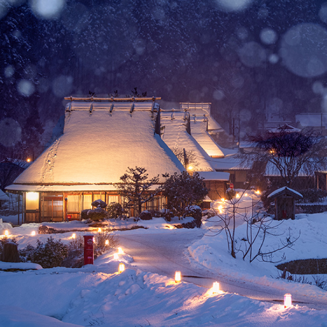 【日帰り 京都】～美しい集落が光の中に浮かび上がる、冬の期間限定イベント～　美しき日本の原風景「美山かやぶきの里 冬灯廊」